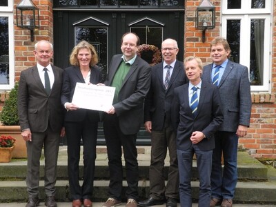 von links: Dr. Gernot und Frau Dr. Margarete Bollmann-Lingens erhalten von Minister Meyer den Staatsehrenpreis im Beisein von LWK-Präsident Schwetje, R. Strassemeyer, H. Sudmann