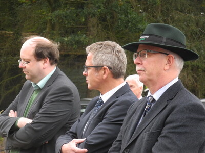 Minister Meyer (l.) und Präsident Schwetje (r.) verfolgen die Ausführungen zur Zuchtarbeit