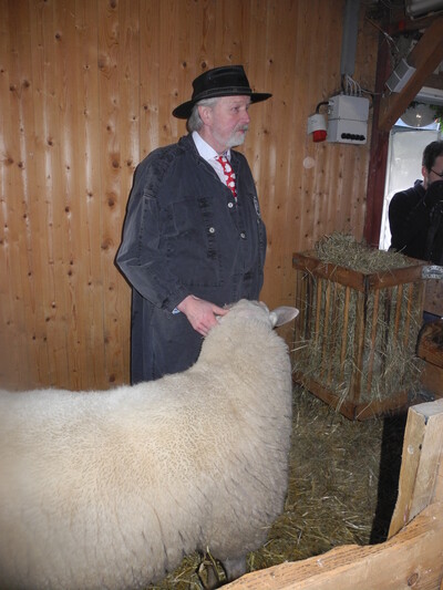 Günter Lindeburg mit einem wichtigen Zuchtbock des Betriebes