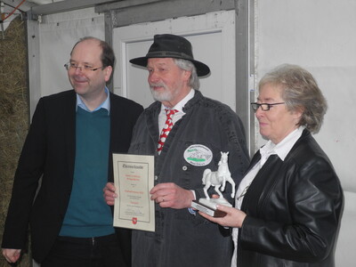 Landwirtschaftsminister Meyer überreicht den Preis an Günter und Aukea Lindeburg