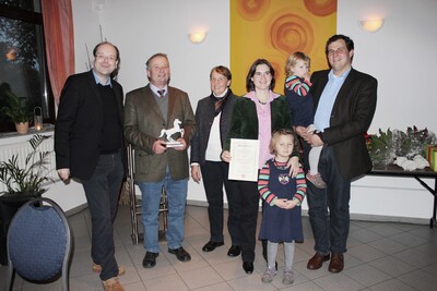 Minister Meyer (v. l.) mit Ludwig und Christine Decker, Anke und Lutz Decker und den Töchtern Isa und Janne